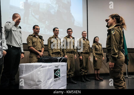 Latrun, Israele. 5 Dic, 2017. 13 femmina soldati idf serbatoio diplomati della formazione degli equipaggi in occasione di una cerimonia che si terrà a yad lashiryon, i corpi corazzati memoriale a latrun. Queste sono le prime donne a servire in corpi corazzati come parte di un programma pilota. Dopo aver concluso la formazione del serbatoio sul merkava mark 3 serbatoi, femmina soldati sono destinati a servire in dell'esercito ottantesimo divisione, responsabile per il sud del Negev e arava deserti, fissando dei confini di Israele con Egitto e Giordania. Credito: nir alon/alamy live news Foto Stock