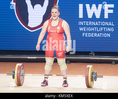 Anaheim, California, USA. 4° dic, 2017. 4 dicembre 2017 - Anaheim, California, Stati Uniti - MARIA FERNANDA VALDES Parigi, del Cile, compete durante il sollevamento strappo.------- Le donne del 90 gruppo A hanno gareggiato nella International federazione mondiale 2017 Campionati del Mondo di lunedì al Centro Di Convenzione Di Anaheim, in Anaheim California. Credito: David Bro/ZUMA filo/Alamy Live News Foto Stock