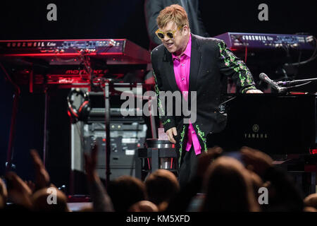 Amburgo, Germania. 5 dicembre 2017. Il musicista britannico Elton John si esibisce sul palco durante il suo concerto "Wonderful Crazy Night" alla Barclaycard Arena di Amburgo, Germania, il 5 dicembre 2017. Il concerto originale doveva svolgersi durante il summit del G20 ed è stato rinviato. Credito: Axel Heimken/dpa/Alamy Live News Foto Stock