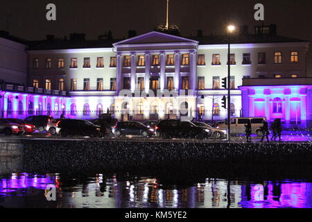 Helsinki, Finlandia. 05 Dic, 2017. Il palazzo presidenziale viene illuminato per celebrare la Finlandia 100 anni di indipendenza il 6 di dicembre. Credito: Heini Kettunen/Alamy Live News Foto Stock