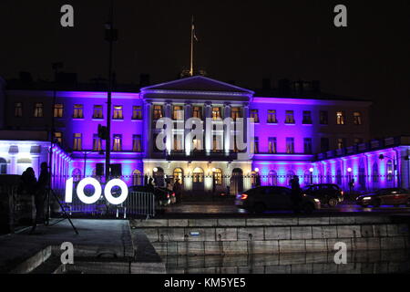 Helsinki, Finlandia. 05 Dic, 2017. Il palazzo presidenziale viene illuminato per celebrare la Finlandia 100 anni di indipendenza il 6 di dicembre. Credito: Heini Kettunen/Alamy Live News Foto Stock