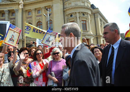 FILE. 6 dicembre 2017. L'ex re di Romania Michele i 1921-2017 morì in Svizzera. Foto originale scattata a Bucarest, Romania - 10 maggio 2012: Re Michele di Romania durante una delle sue ultime apparizioni pubbliche a Bucarest. Crediti: Alberto Grosescu/Alamy Live News Foto Stock