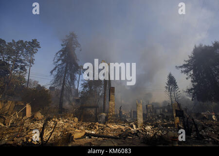 Ventura, california, Stati Uniti d'America. 5 Dic, 2017. Un camino si erge tra i resti di una casa distrutta dal fuoco thomas in ventura, california, Stati Uniti, martedì, 5 dicembre 2017. La santa ana wind-azionato il fuoco ha bruciato oltre 150 strutture e case con migliaia costretti ad evacuare. © 2017 patrick t. fallon credito: Patrick fallon/zuma filo/alamy live news Foto Stock