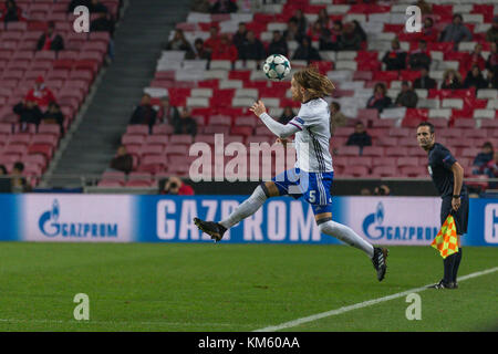 Lisbona, Portogallo. 5 Dic, 2017. Basilea defender dalla Svizzera michael lang (5) durante il gioco del 6st round della UEFA Champions League gruppo a, SL Benfica v fc basel © Alexandre de Sousa/alamy live news Foto Stock