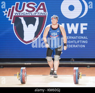 Anaheim, California, USA. 5 Dic, 2017. Sarah Robles, degli Stati Uniti, compete nel strappare il sollevamento. Sarah Robles, degli Stati Uniti ha preso il primo posto in entrambe le strappare ascensore, così come la pulizia e Jerk di sollevamento per prendere il su tutti 2017 Internazionale Campionato di Sollevamento Pesi in Womens Plus 90 Gruppo una divisione con un punteggio finale di 284 besting e un campo di 9 concorrenti. Credito: ZUMA Press, Inc./Alamy Live News Foto Stock