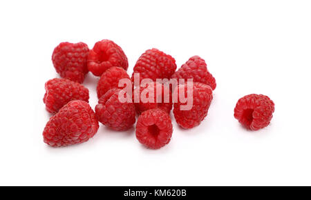 Gruppo di freschi maturi rosso lampone maturo di frutti di bosco isolato su sfondo bianco, vicino ad alto angolo di visione Foto Stock