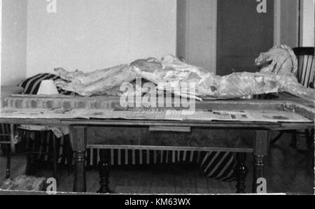 La chiesa di Husby Sjuhundra in Svezia, designata come KMB 1600020011961, mostra il suo design architettonico medievale e il suo valore storico come sito religioso nella regione. Foto Stock