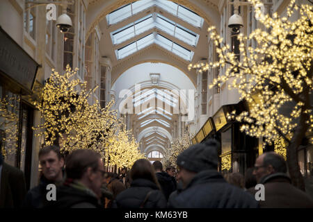 Le decorazioni di Natale e le luci in Burlington Arcade a Mayfair di Londra, Inghilterra, Regno Unito. Foto Stock