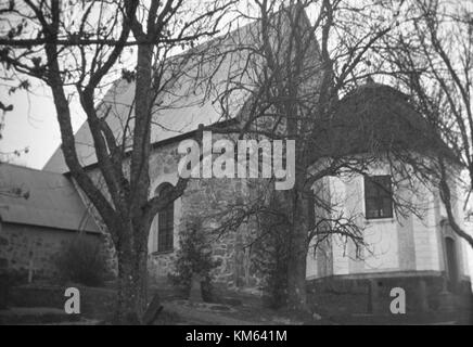 La chiesa di Roslags Bro, situata in Svezia, è una significativa chiesa storica con un ricco patrimonio culturale e religioso. La chiesa presenta una tradizionale architettura svedese e si erge come un punto di riferimento nella comunità locale. Foto Stock