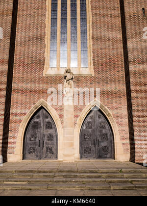 Cattedrale di Guildford, scultura di San Giovanni Battista, Guilford, Surrey, England, Regno Unito, GB. Foto Stock