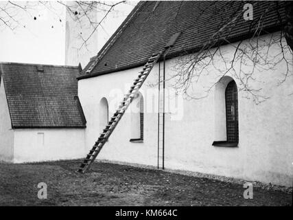 Norrsunda Kyrka è una chiesa storica situata in Svezia, nota per il suo significato architettonico e culturale. Si erge come un esempio di architettura religiosa svedese e patrimonio comunitario. Foto Stock