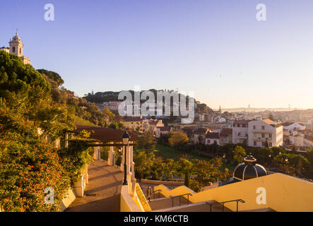 Lisbona, Portogallo - 19 novembre 2017: Jardim da cerca da graca a Lisbona, Portogallo, al tramonto. il castello Sao Jorge in background. Foto Stock