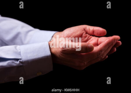 Maschio maturo imprenditore insieme le mani vuote con i palmi rivolti verso l'alto. concetto per uomo che prega la preghiera la fede la religione culto religioso o dando offrendo a mendicare Foto Stock