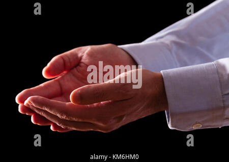 Maschio maturo imprenditore insieme le mani vuote con i palmi rivolti verso l'alto. concetto per uomo che prega la preghiera la fede la religione culto religioso o dando offrendo a mendicare Foto Stock