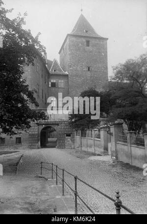 Prag (Praga) è raffigurato in questa immagine storica della collezione KMB. La fotografia rappresenta probabilmente un aspetto storico della città, con caratteristiche culturali e architettoniche di un particolare periodo di tempo. Foto Stock