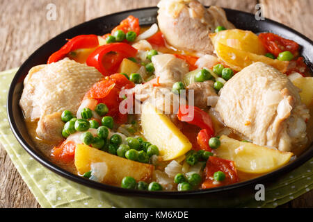 Afritada filippini: fette di pollo con verdure close-up in una ciotola sul tavolo orizzontale. Foto Stock