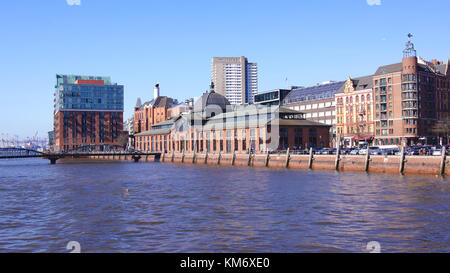 Amburgo, Germania - 8 marzo 2014: landmark elbphilharmonie - elbe philharmonic hall in costruzione presa da opposta riva del fiume Elba Foto Stock