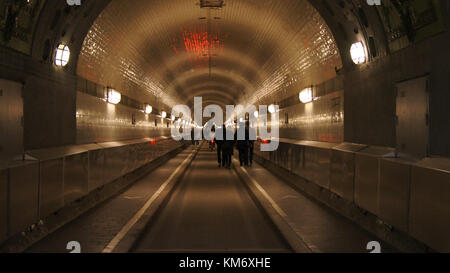 AMBURGO, GERMANIA - 8 MARZO 2014: Il vecchio Tunnel dell'Elba, il Tunnel dell'Elba di San Pauli, con gente che cammina, quartiere Steinwerder, aperto nel 1911 Foto Stock