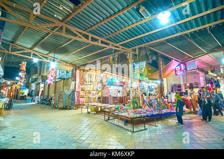 Yazd, Iran - 17 ottobre 2017: bazaar a yazd è molto popolare tra la gente del posto, essi potrebbero acquistare qui tutto ciò di cui hanno bisogno, il 17 ottobre in yazd Foto Stock