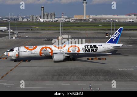 Star wars programma promozionale su tutti nippon Boeing 777-300ER JA789a. Foto Stock