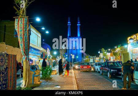 Yazd, Iran - 17 ottobre 2017: affollata strada turistica con numerosi negozi e ristoranti conduce alla moschea jameh, il principale punto di riferimento della città, il ott Foto Stock