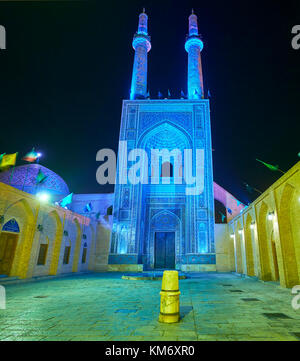 L'ingresso principale alla moschea jameh in yazd con alti minareti sono il più notevole punto di riferimento in città, Iran Foto Stock