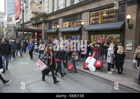 Gli amanti dello shopping a Broadway, fuori dal Macy's Department Store, il weekend del Ringraziamento del Black Friday, che inizia la stagione dello shopping natalizio a New York City. Foto Stock