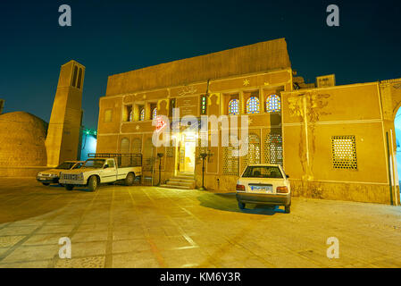 Yazd, Iran - 17 ottobre 2017: ristorante tradizionale fahadan situato nel vecchio edificio di mattoni di fango nel cuore del centro storico della città, il 17 ottobre in Foto Stock