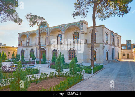 La vista sul bellissimo edificio in mattoni situato nel centro storico della città di yazd con piccolo giardino di fronte Iran Foto Stock