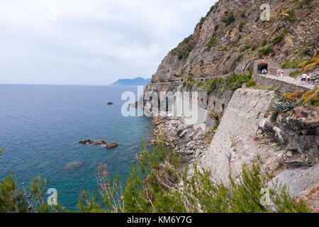 Gli escursionisti lungo il sentiero escursionistico Via dell' Amore (amanti' lane) un percorso lungo Cinque Terre costa, provincia di La Spezia, la regione Liguria, Italia. Foto Stock