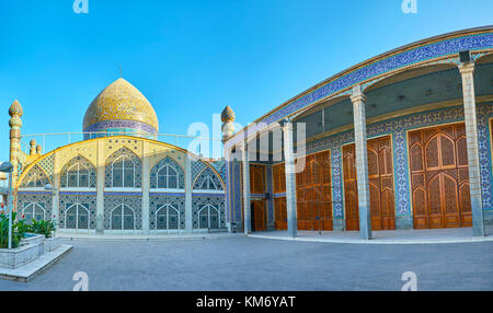 Vista panoramica sulla splendida moschea hazayer con grandi finestre di vetro colorato e il portale laterale con persiane scolpito sul suo windows, Yazd, Iran Foto Stock