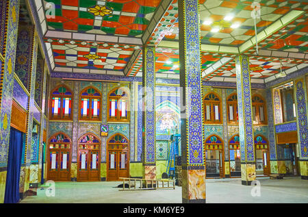 Yazd, Iran - 17 ottobre 2017: pareti e colonne della moschea hazayer sono decorate con piastrelle con i tradizionali modelli di persico, il 17 ottobre in yazd Foto Stock