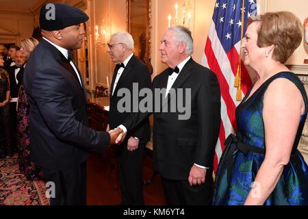 Il Segretario di Stato degli Stati Uniti Rex Tillerson, a destra, dà il benvenuto al vincitore del Kennedy Center 2017 James Todd Smith, a sinistra, noto come LL Cool J per la cena di gala al Dipartimento di Stato il 2 dicembre 2017 a Washington, DC. Foto Stock