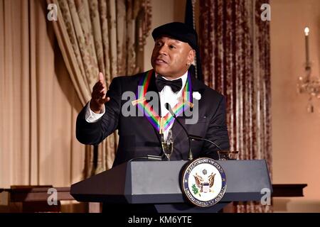 Il musicista LL Cool J, pronuncia le sue osservazioni dopo aver ricevuto la sua medaglia d'onore al Kennedy Center durante la cena di gala presso il Dipartimento di Stato del 2 dicembre 2017 a Washington, DC. Foto Stock