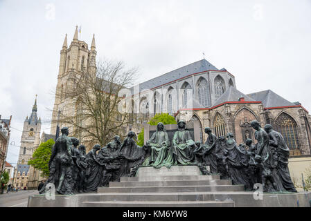 Ghent, Belgio - 16 Aprile 2017: statua in bronzo di seduta due fratelli Van Eyck - Hubert e Gen e San Bavo sullo sfondo. Gand, B Foto Stock