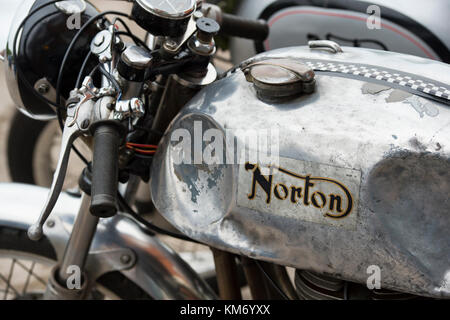 Il vecchio Norton Commando Café Racer motocicletta. Classic british motociclo Foto Stock