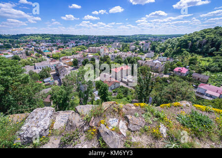 Vista dalle mura del castello del 14 ° secolo a Terebovlia (polacco: Trembowla) piccola città in Ternopil Oblast (provincia) dell'Ucraina occidentale Foto Stock
