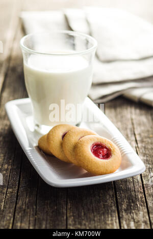 Gelatina dolce biscotti e latte sul vecchio tavolo in legno. Foto Stock