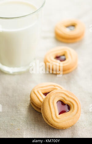 Gelatina dolce biscotti e latte. Foto Stock