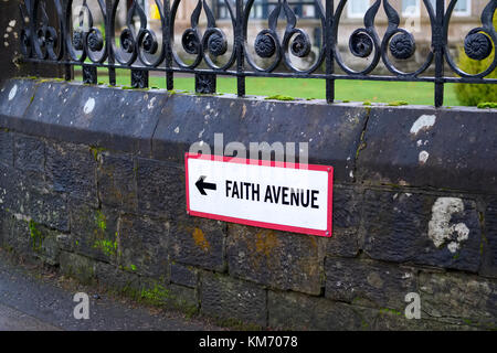 La fede avenue road sign on street direzioni in chiesa Foto Stock