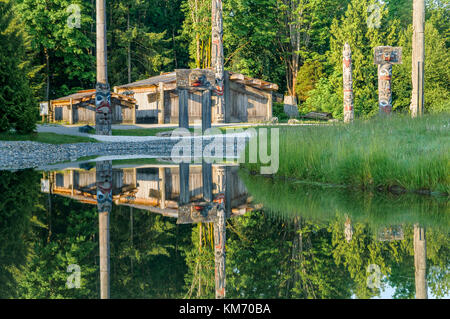 MOA. Yosef Wosk piscina riflettente, Totem Poles e longhouse, il Museo di Antropologia, University of British Columbia, Vancouver, British Columbia, Canad Foto Stock