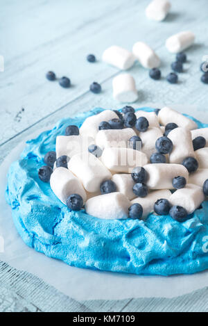 Meringa con marshmallows e di mirtilli freschi Foto Stock