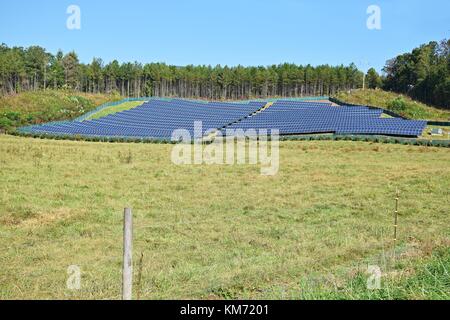 Energia verde - pannelli solari fotovoltaici in campo rurale Foto Stock