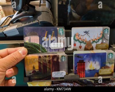 Los Angeles, dec 2: Immagine ravvicinata di carta regalo in Starbucks Coffee sul dicembre 2, 2017 a Los Angeles, california, Stati Uniti Foto Stock