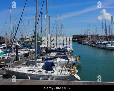 Yacht ormeggiato a haslar marina a Portsmouth Porto, gosport Foto Stock