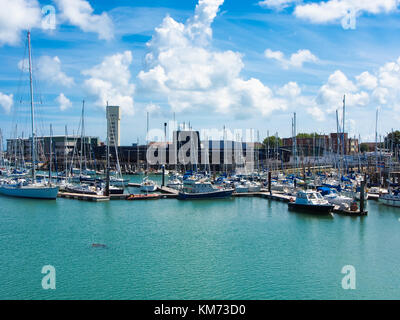 Yacht ormeggiato a haslar marina a Portsmouth Porto, gosport Foto Stock