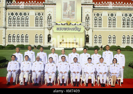 Bangkok, Tailandia. 04 Dic, 2017. thailandia del capo della giunta e del primo ministro prayut chan-o-cha (quinto da l, 1. fila) si siede con i membri del suo gabinetto come essi posano per una foto di gruppo in seguito ad un rimpasto il 30 novembre per includere 18 nuovi ministri al governo house. Credito: vichan poti/Pacific press/alamy live news Foto Stock