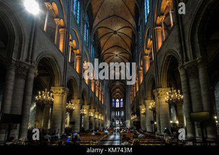 Interno della cattedrale di Notre Dame a Parigi Francia che mostra la principale area salotto con luci provenienti dal di sopra Foto Stock