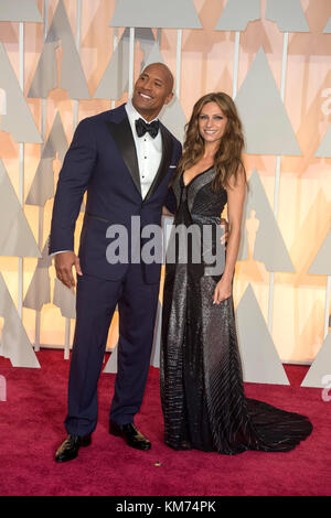 HOLLYWOOD, CA - febbraio 22: Dwayne Johnson e Lauren Hashian attendst la 87th annuale di Academy Awards di Hollywood & Highland Center il 22 febbraio 2015 in Hollywood, la California. Persone: Dwayne Johnson e Lauren Hashian Foto Stock