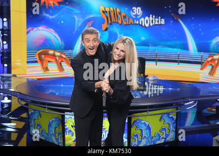 Milano, Italia. 04 Dic, 2017. Michelle Hunziker scherzi con Ezio Greggio durante il photocall con i fotografi, nello studio di striscia nel canale 5. Credito: Luca marenda/Pacific press/alamy live news Foto Stock